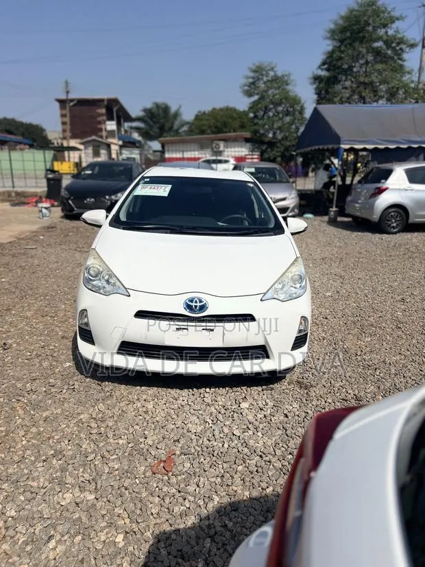 Toyota Aqua 2013 White · Photo 1