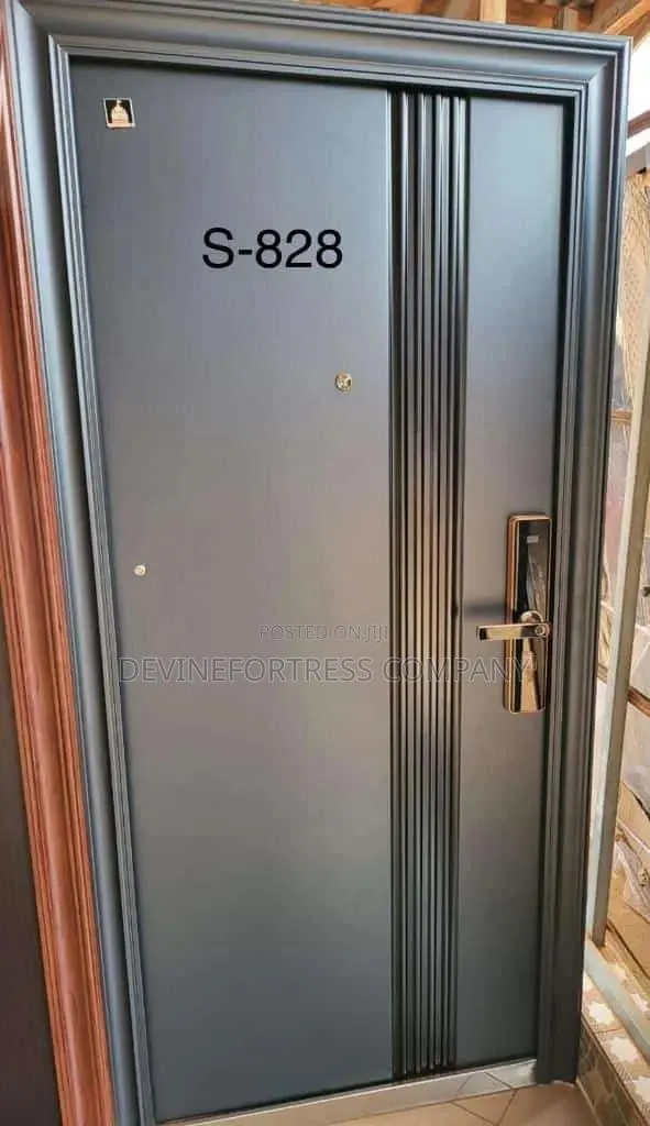 Quality Gray Smooth Splendor Crystal Door Single · Photo 1