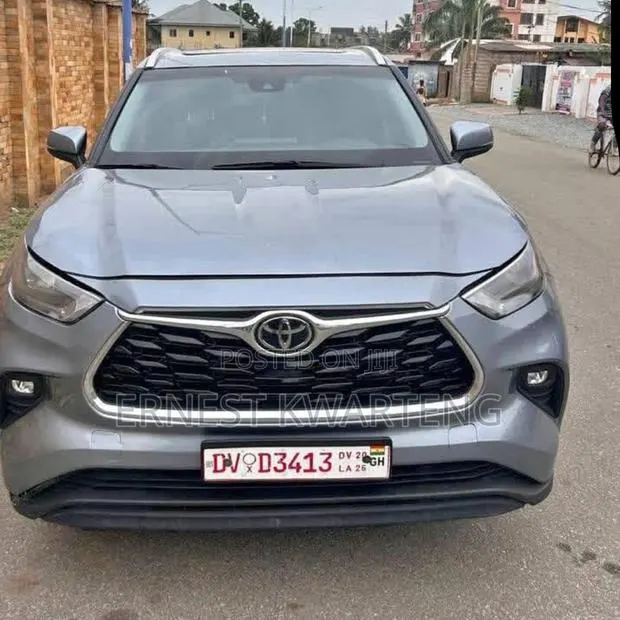 Toyota Highlander 2022 Silver · Photo 1