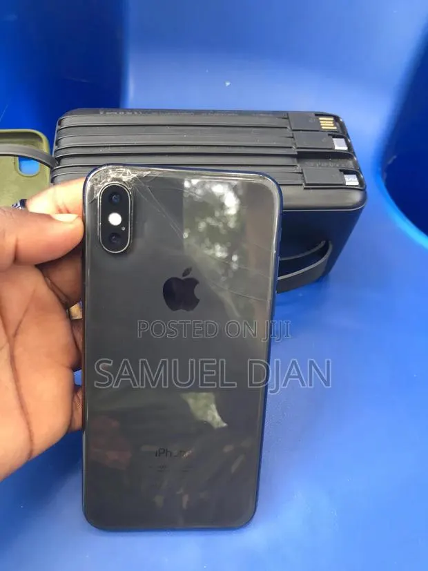 Apple iPhone XS 64 GB Gray · Photo 1