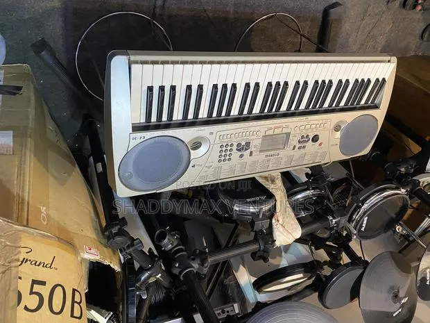 Yamaha EZ 30 Piano Keyboard · Photo 1