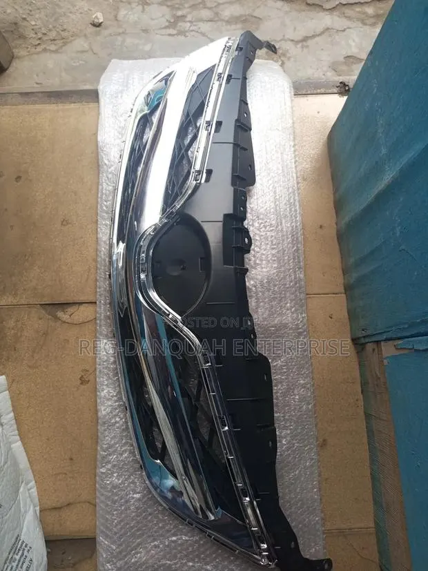 Toyota Corolla 2011-2013 Top Grille · Photo 1