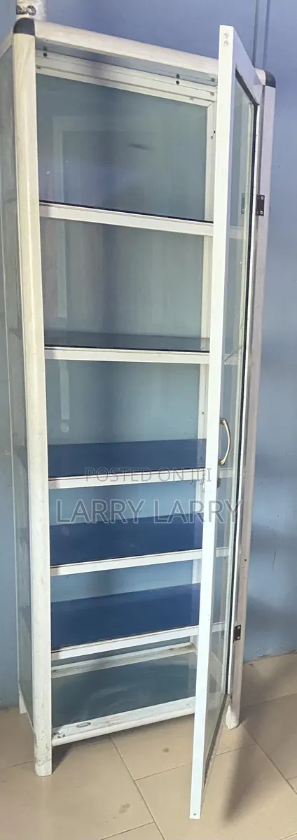 Tall and Neat Glass Showcase · Photo 1