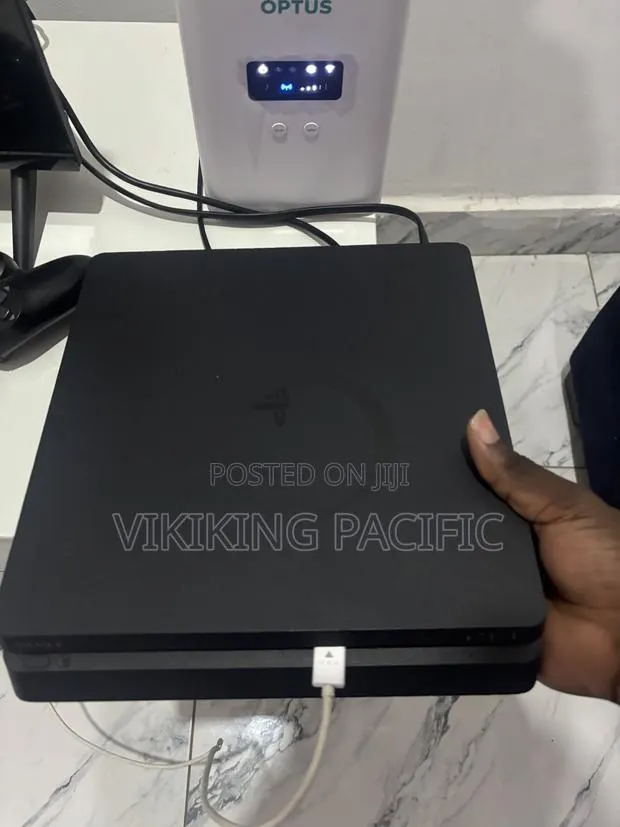 PS4 Slim 1TB · Photo 1