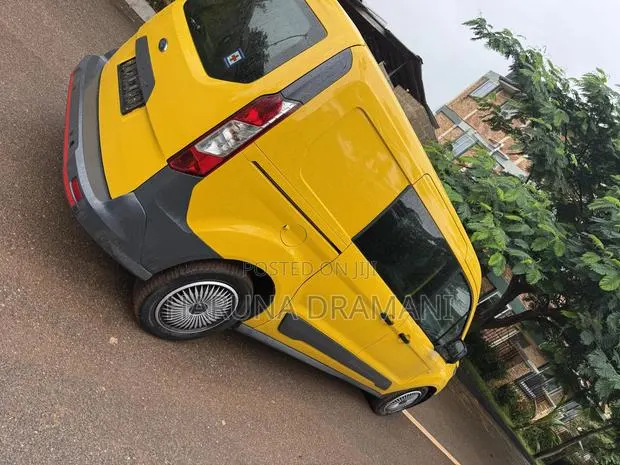 Ford Transit Connect 2016 Yellow · Photo 1