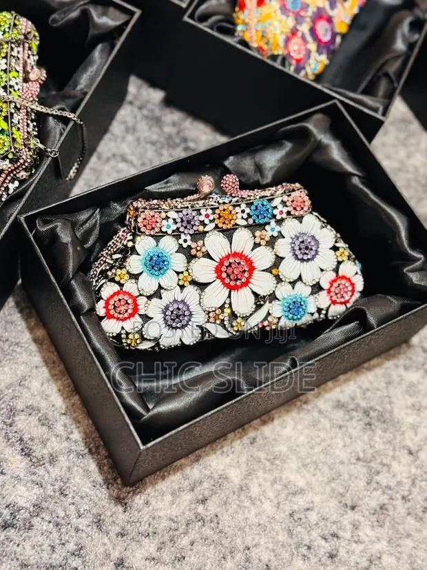 Luxury Floral Beaded Clutch Purse · Photo 1