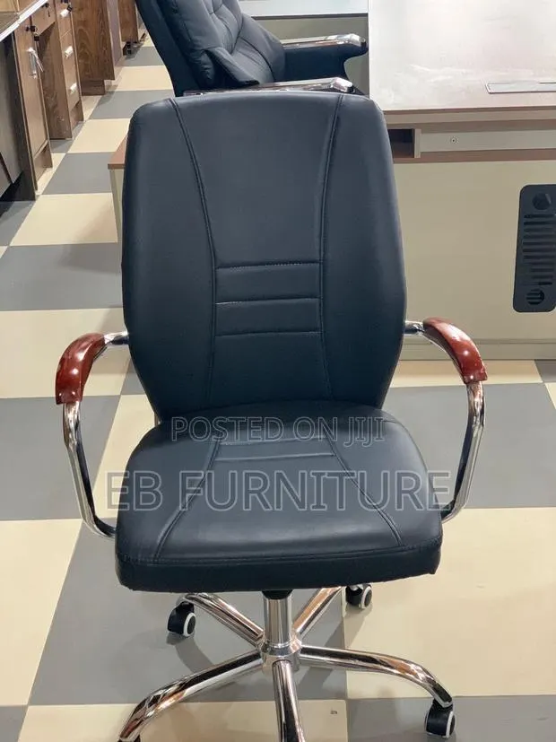 Black Swivel With Wooden Handle · Photo 1