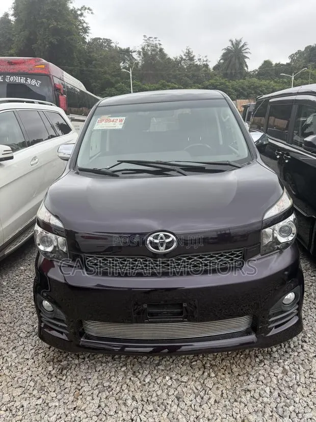 Toyota Voxy 2013 Burgundy · Photo 1