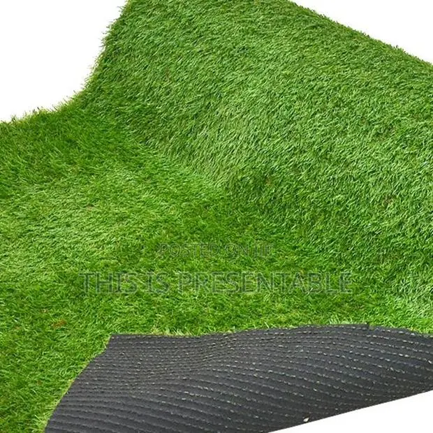 Very Long Green And Red Grass Carpet For Rent · Photo 1