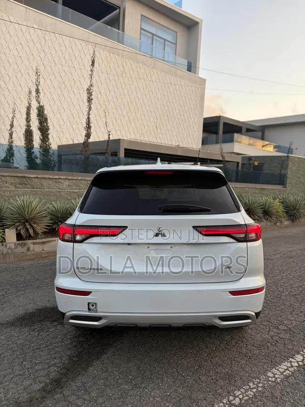 Mitsubishi Outlander 2023 White · Photo 1