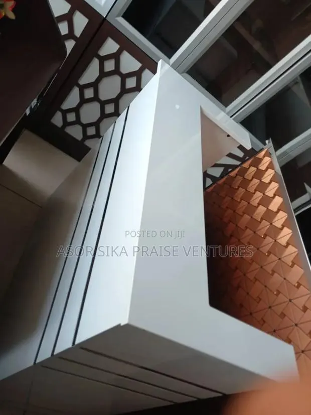 Reception Desk · Photo 1