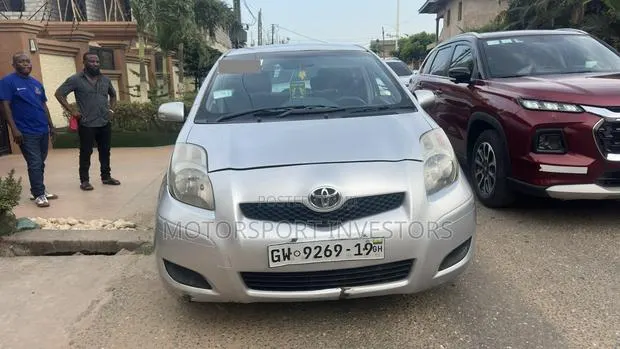 Toyota Vitz 1.0 FWD 3dr 2010 Silver · Photo 1