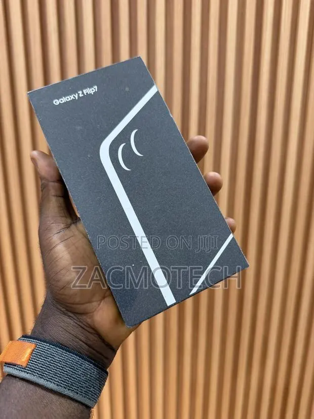 New Samsung Galaxy Z Flip7 256 GB Black · Photo 1