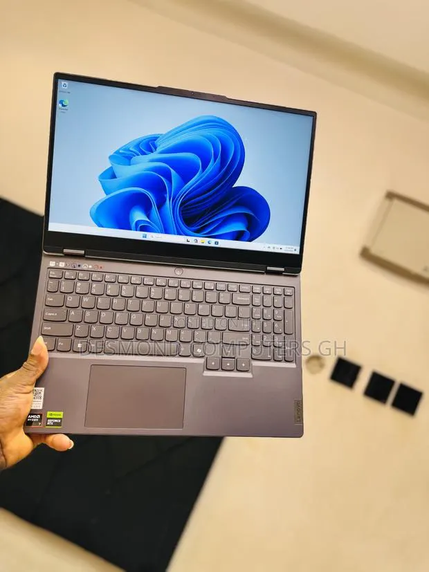 Laptop Lenovo Legion Pro 7 16GB AMD Ryzen 7 SSD 512GB · Photo 1