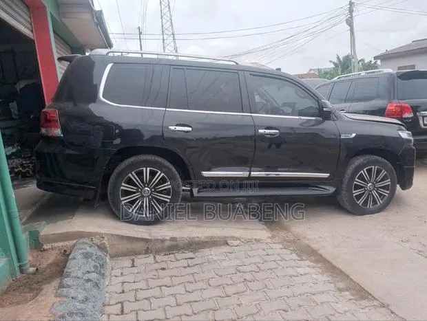 Toyota Land Cruiser 2016 Black · Photo 1