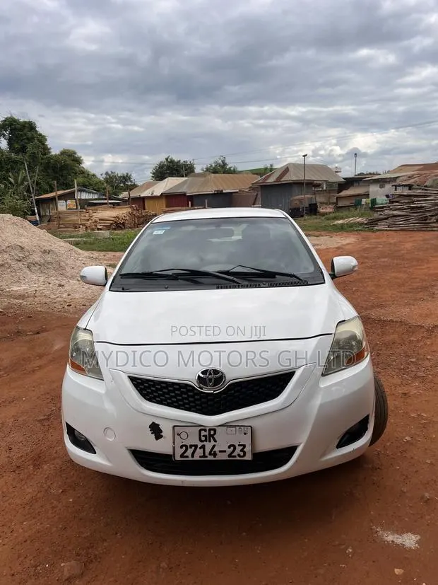 Toyota Belta 2010 White · Photo 1