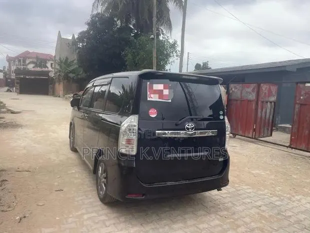 Toyota Voxy 2013 Black · Photo 1