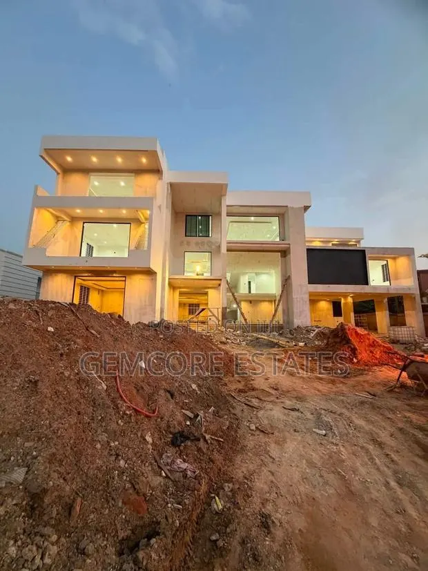 7bdrm Mansion in Adjiringanor, Adjiriganor for sale · Photo 1