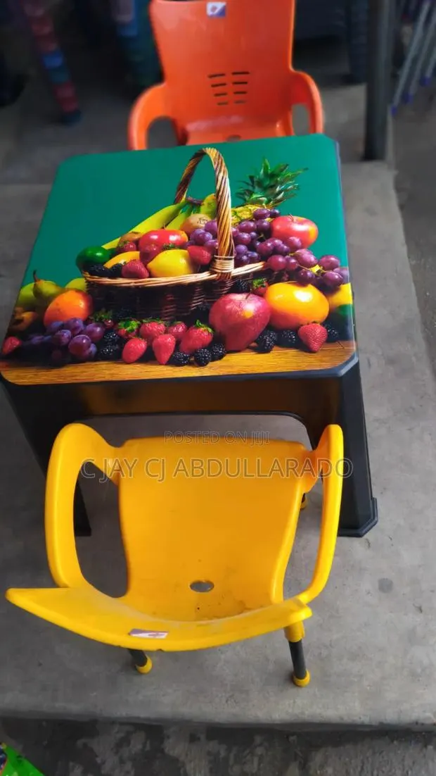 Kiddies Table and Design With Chairs · Photo 1