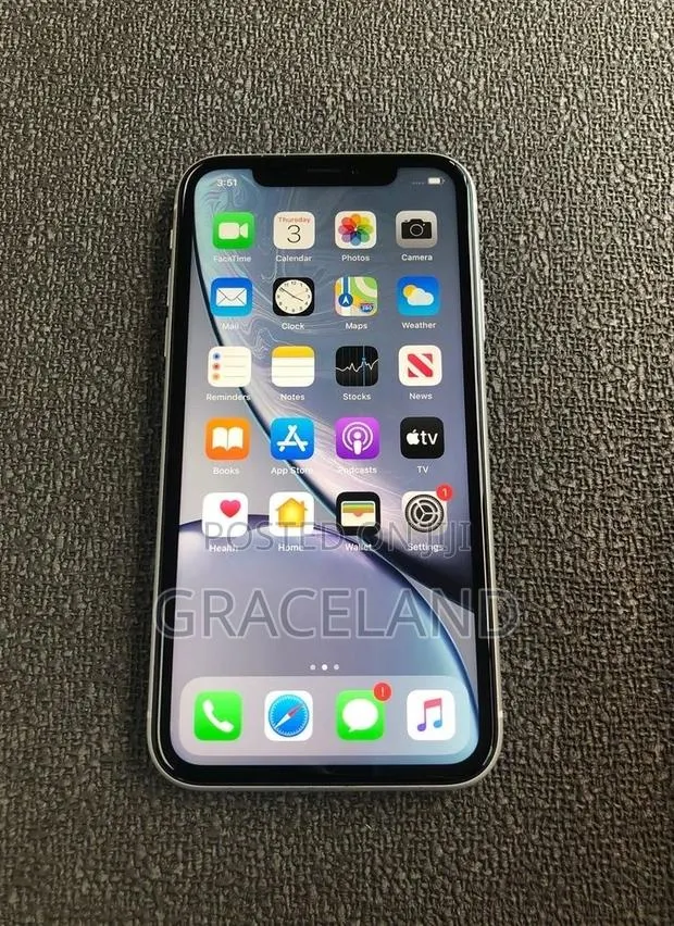 Apple iPhone XR 128 GB White · Photo 1