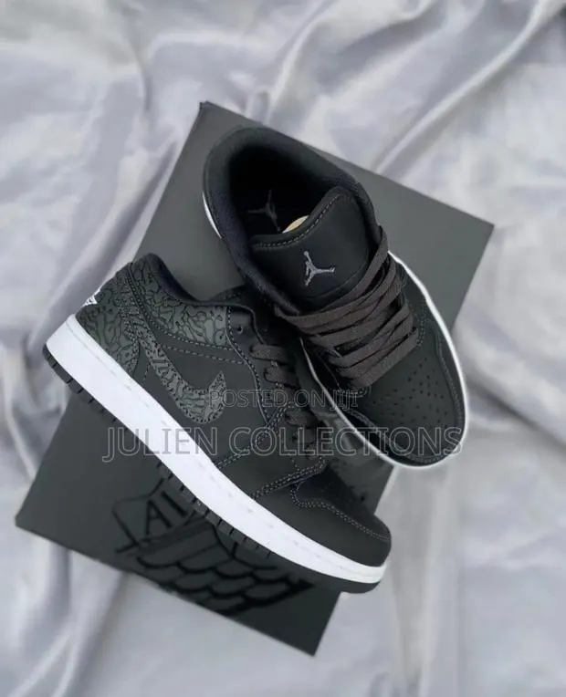 Jordan Retro 1 Low Black White N Amry Green · Photo 1