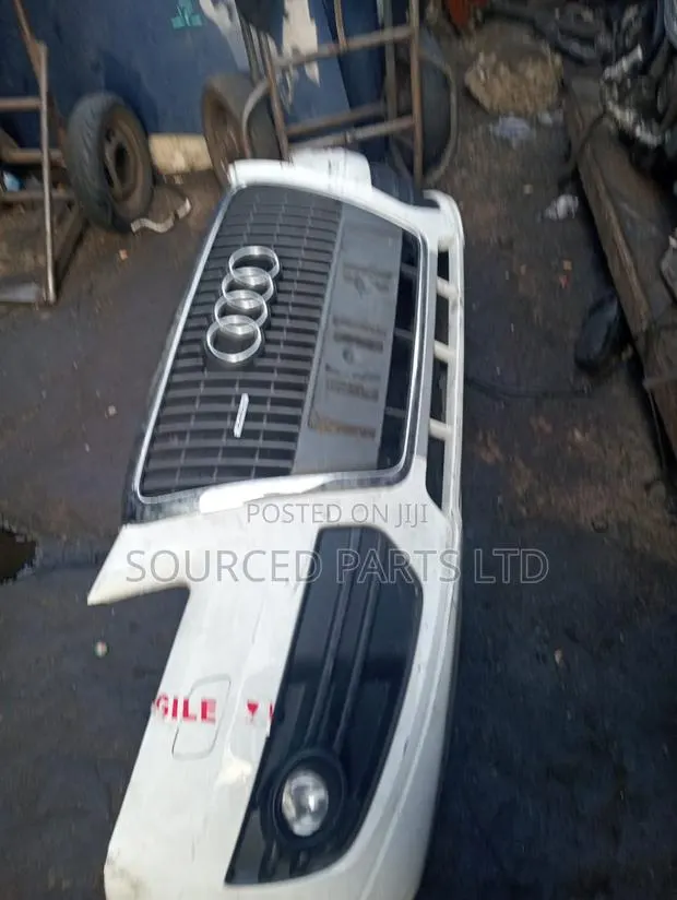 Audi Q3 Front Bumper · Photo 1