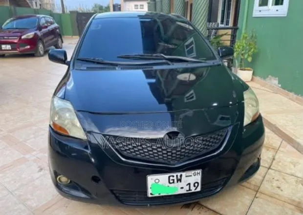 Toyota Yaris 2010 Black · Photo 1