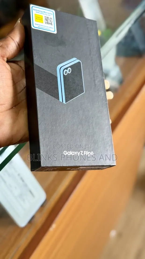 New Samsung Galaxy Z Flip6 256 GB Silver · Photo 1