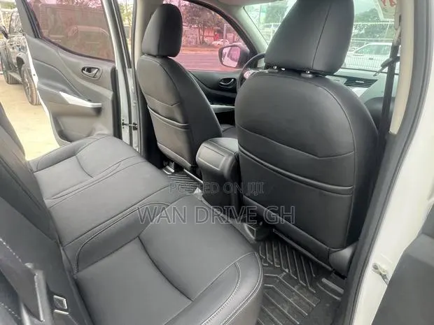 Nissan Navara 2019 White · Photo 1
