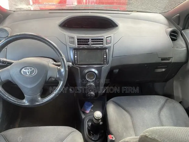 Toyota Vitz 1.3 FWD 5dr 2011 Gray · Photo 1