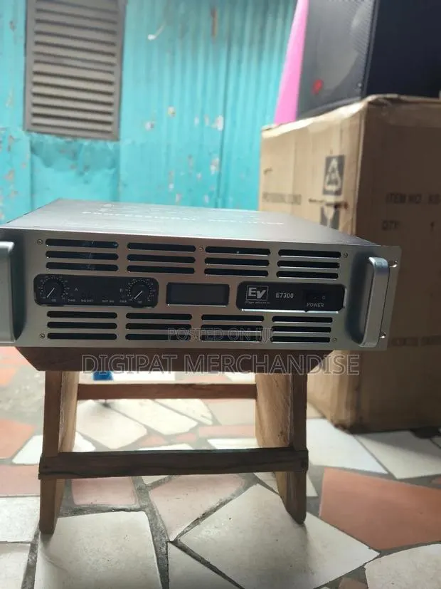 Professional Amplifier · Photo 1