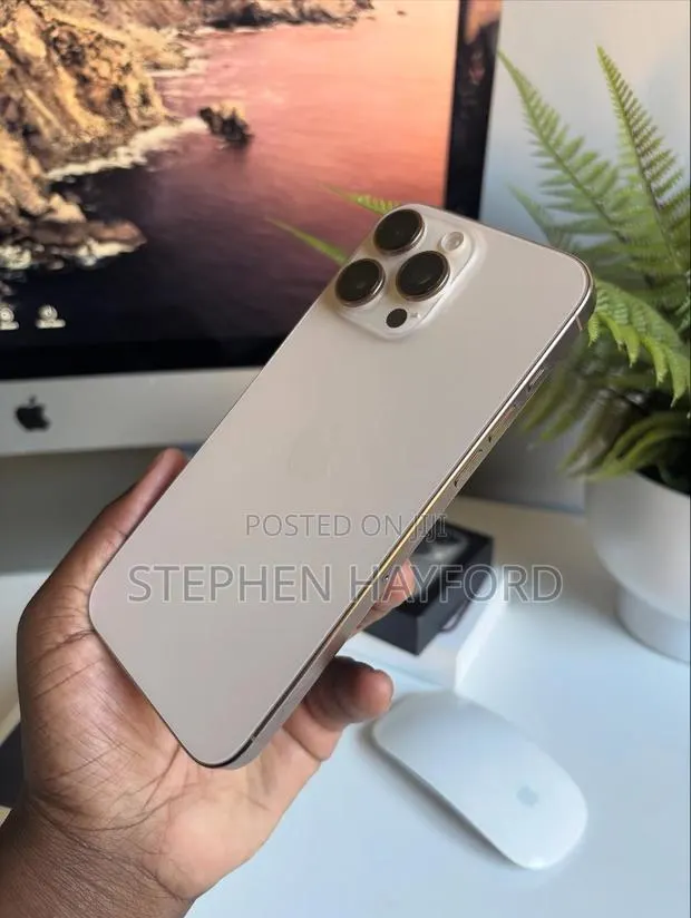 Apple iPhone 16 Pro Max 256 GB Gold · Photo 1
