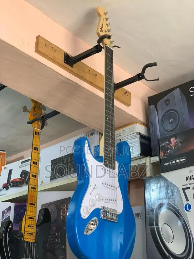 Squier Edition Classic Stratocaster Electric Guitar · Photo 1