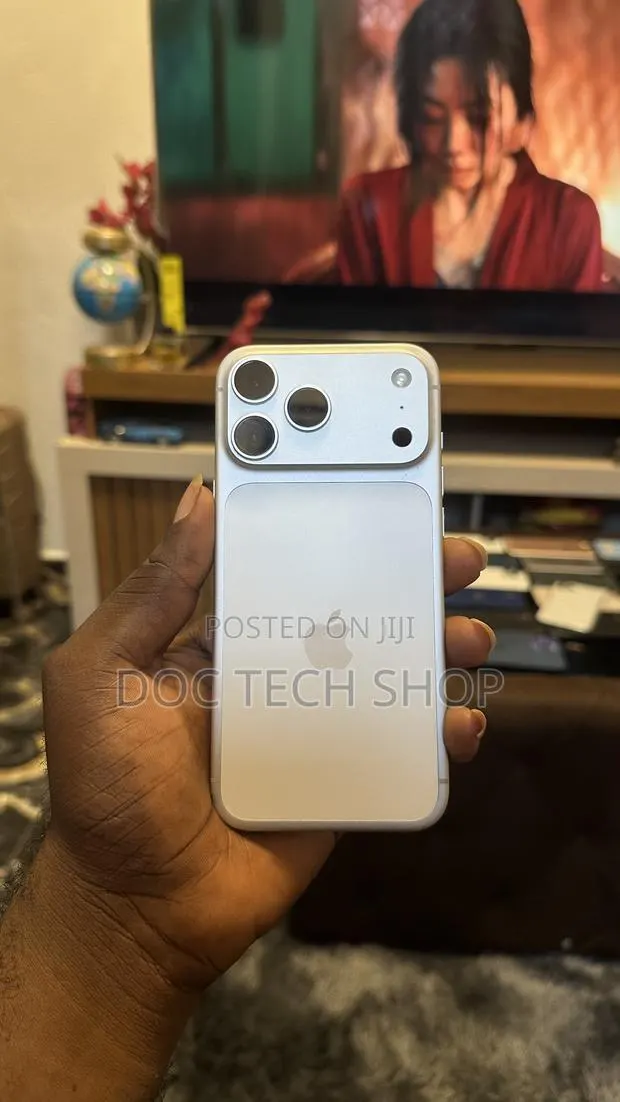 Apple iPhone 17 Pro Max 256 GB Silver · Photo 2