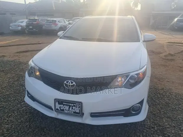 Toyota Camry SE 4dr Sedan (3.5L 6cyl 6A) 2014 White · Photo 1