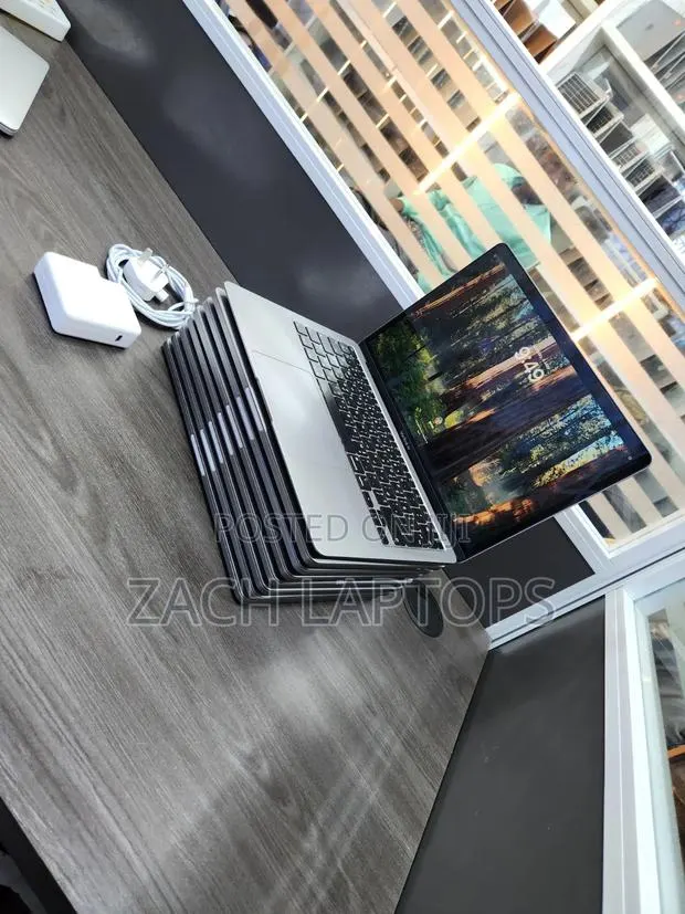 Laptop Apple MacBook Pro 2019 16GB Intel Core i5 SSD 128GB · Photo 1