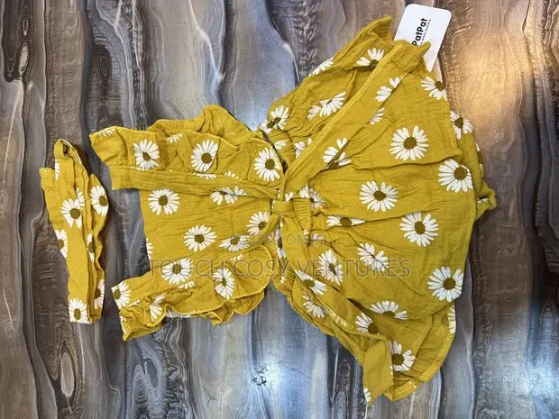 Fashionable Yellow Flora Dress for Babies · Photo 1