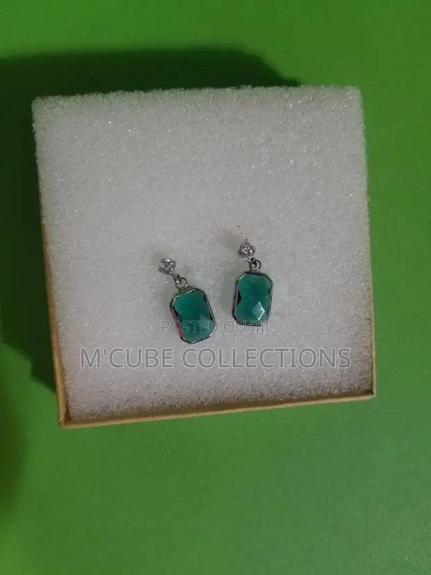 Emerald Green Gemstone Drop Earrings · Photo 1