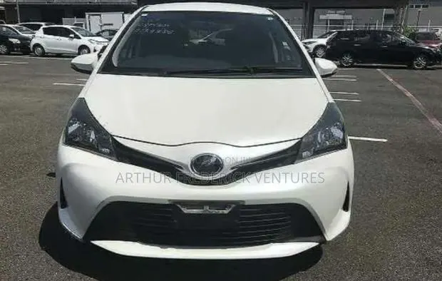 Toyota Vitz 1.0 FWD 5dr 2015 White · Photo 1