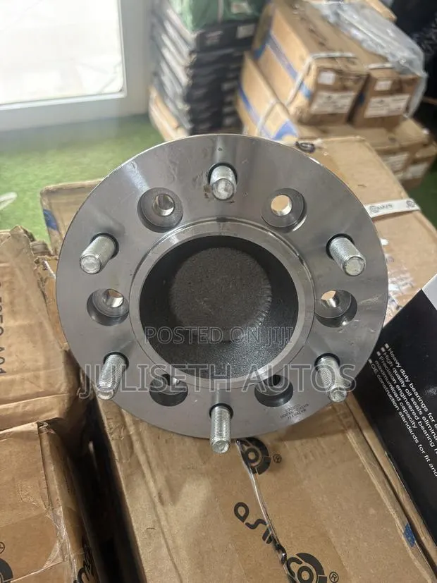 Nissan NV350/Urvan/ Caravan Front Wheel Hub · Photo 1