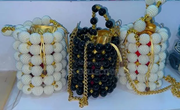 Cylindrical Beaded Bag · Photo 1