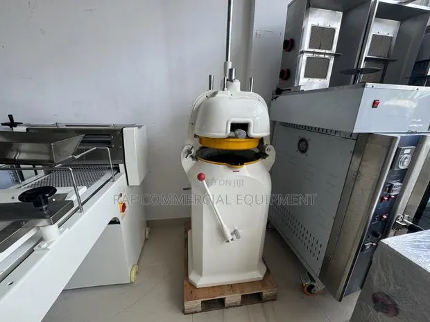 Semi-autonomic Dough Divider And Rounder · Photo 1