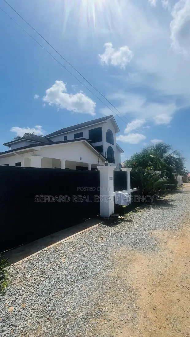 7bdrm House in Sefdard Properties, Achimota for sale · Photo 1