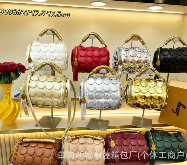 Classic Ladies Hand Bag in Different Colours · Photo 1