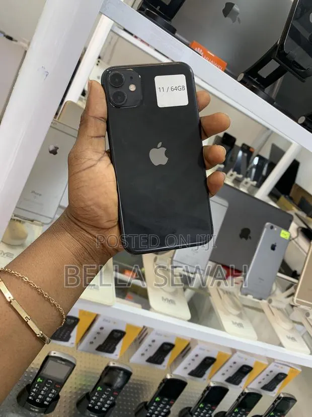 Apple iPhone 11 64 GB Black · Photo 1