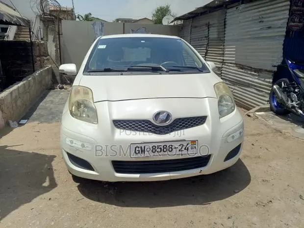Toyota Vitz 1.3 AWD 5dr 2010 White · Photo 1