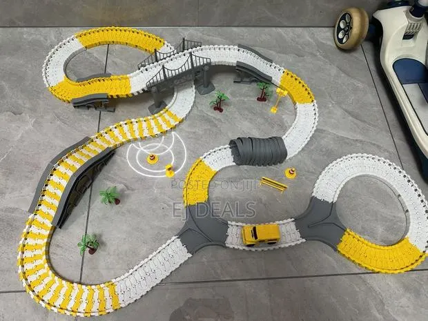 Race Track Toy Set · Photo 1