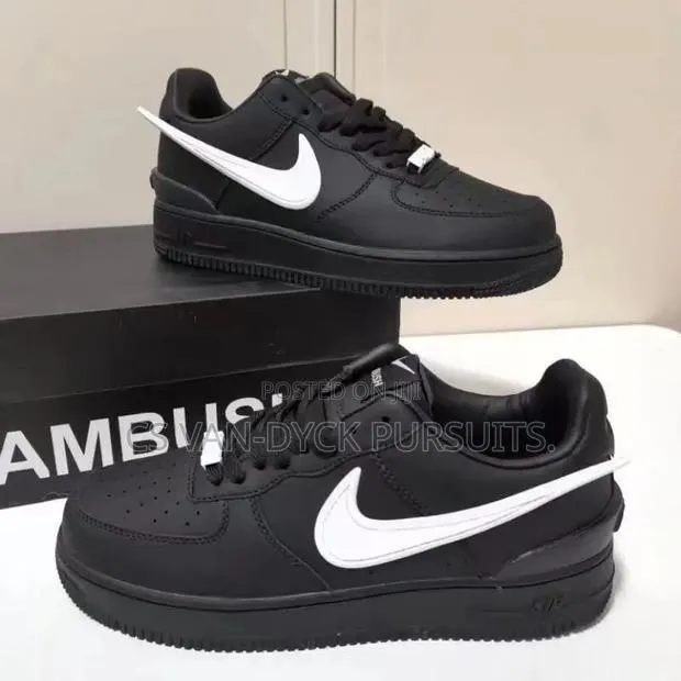 Kids Nike Dunk Low Sneakers · Photo 1