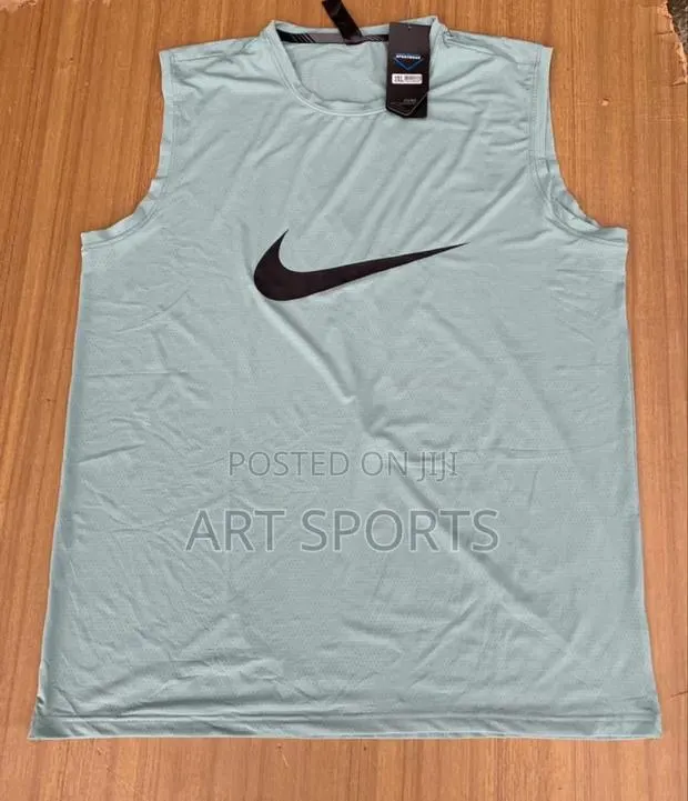 Nike Sleeveless Top · Photo 1