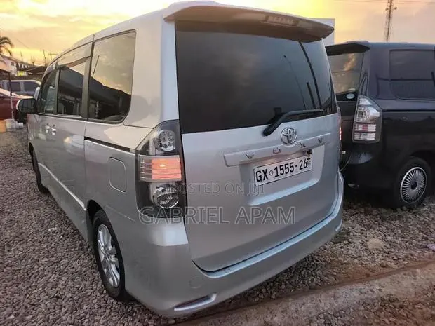 Toyota Voxy 2014 Silver · Photo 1